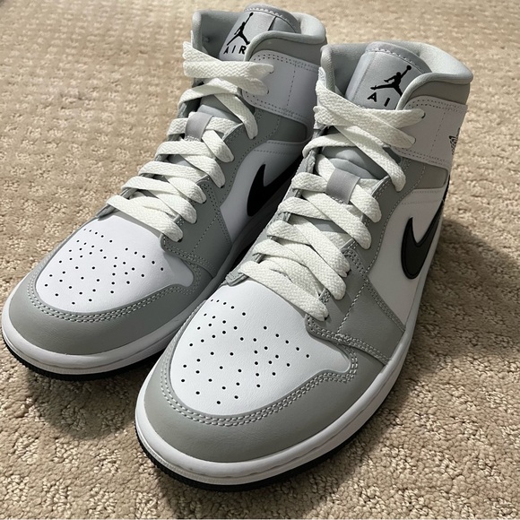 Jordan | Air Jordan 1 Women’s ‘Grey Fog’ Mid - Picture 3 of 11